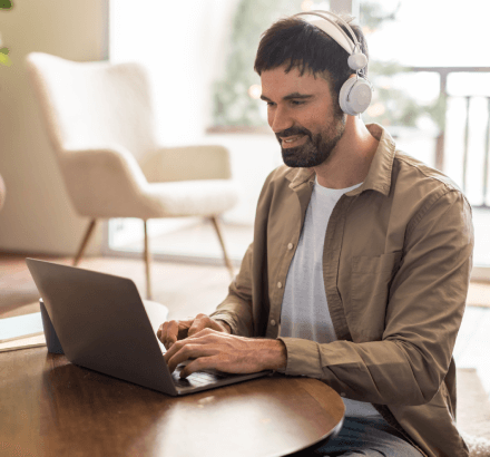A business using Slovak subtitling services to ensure ADA compliance and accessibility in video content for all users.