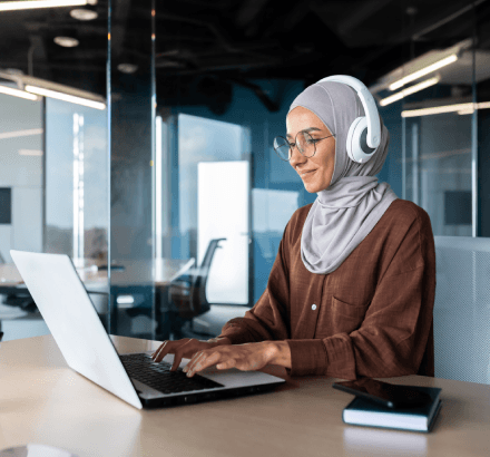 QA reviewer opens an Arabic Subtitling Services SRT sample and checks line breaks, timing and speaker labels.