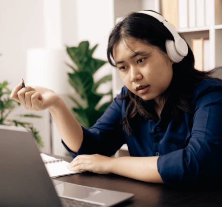 A linguist transcribes and localizes dialogue in Japanese Subtitling Services, using smooth workflow steps and notes.