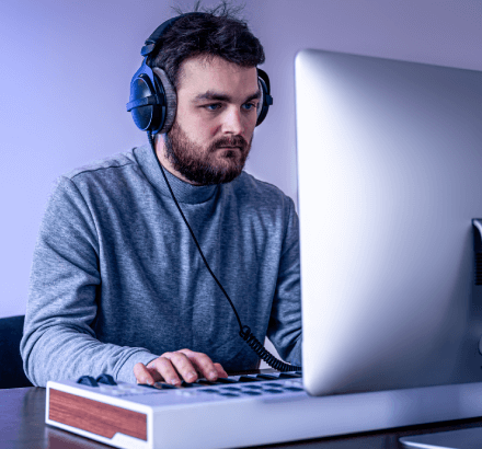 A subtitler providing Dutch SDH subtitling services to ensure accessibility for deaf or hard-of-hearing viewers.