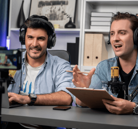 Streaming platform user benefits from Estonian subtitling services with accurately formatted subtitles for YouTube and Vimeo.