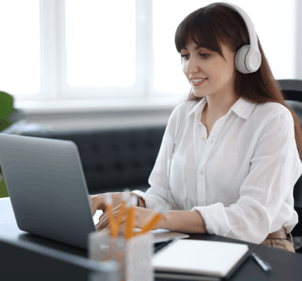 Customer using features of Vanan Captioning’s descriptive video in San Antonio, for clear and accessible video descriptions.
