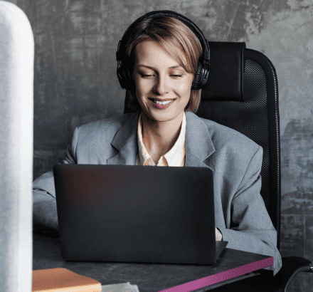 Subtitler working on Somali subtitles with features like 24/7 service, money back guarantee and affordable pricing.