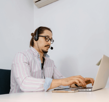 Professional captioner working on comprehensive French captioning services that guarantee accuracy and clarity.