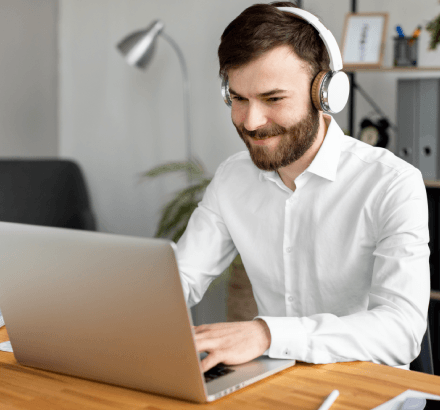 A subtitler applies readability rules in French subtitling services, balancing CPS, segmentation and clear rhythm.