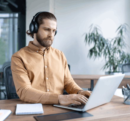 The human captioner crafts accurate captions through closed captioning services in New York for videos on social platforms.