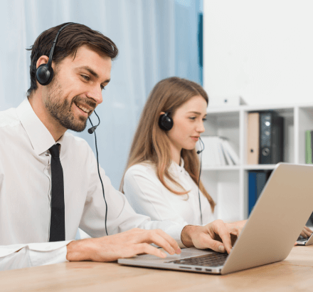 Trained subtitlers providing Polish subtitling services for global clients, ensuring precise translation and accurate timing.