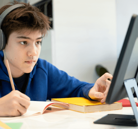 A student benefits from 99% accurate ukrainian subtitling services in academic lectures for better learning.